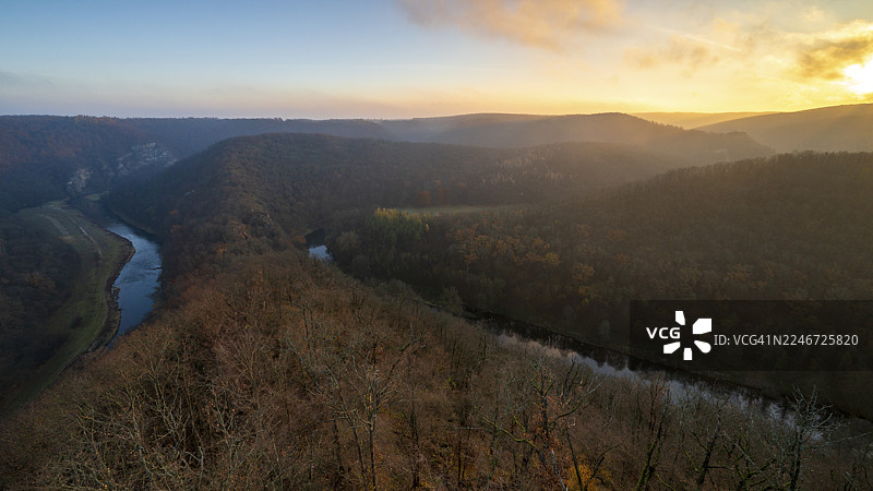 日出，晨间氛围，秋季景观，河流弯道，泰亚河，泰亚河谷国家公园，下奥地利州，奥地利图片素材