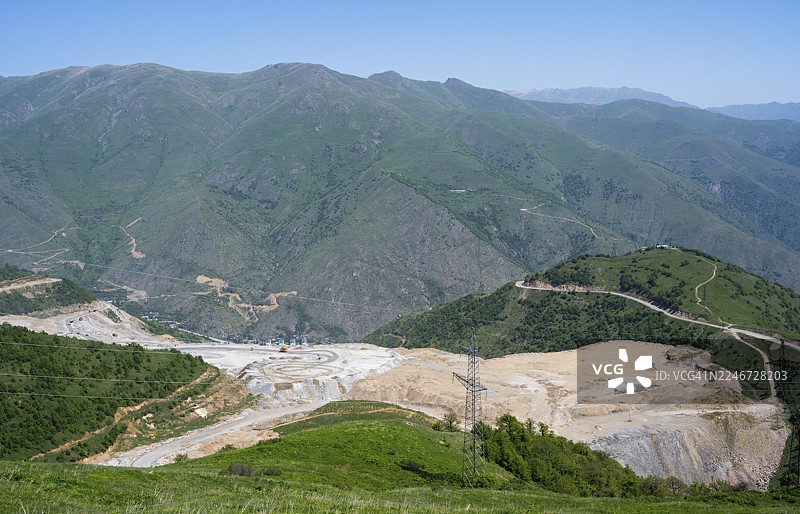 工业景观，采矿坑被绿色山脉环绕，卡扎兰采石场，扎格苏尔山脉，扎格苏尔，锡尼克省，高加索，亚美尼亚图片素材