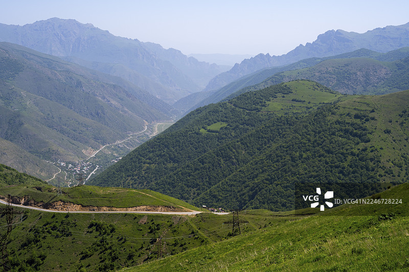 山谷全景，有道路和绿色山丘，位于莱尔纳佐尔（Lernadzor）的山脉之间，这里被扎格苏尔山脉（Zangesur Range）环绕，位于亚美尼亚卡夫卡斯地区锡尼克省（Syunik province）的桑格苏尔（Sangesur）。图片素材