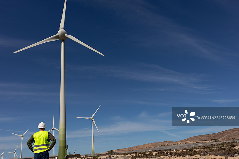 工程师在格兰加纳利亚可再生能源设施中检查风力涡轮机。图片素材