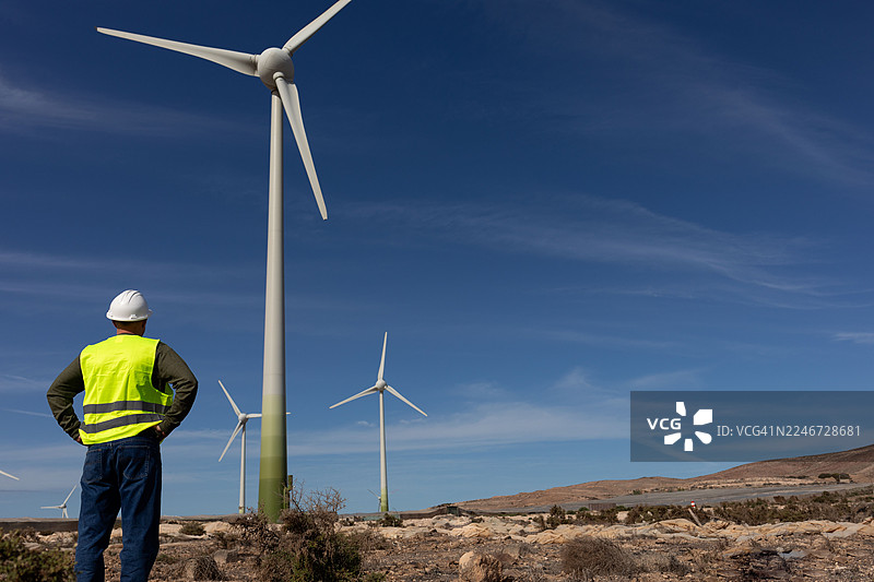 工程师在格兰加纳利岛的可再生能源设施中检查风力涡轮机。图片素材