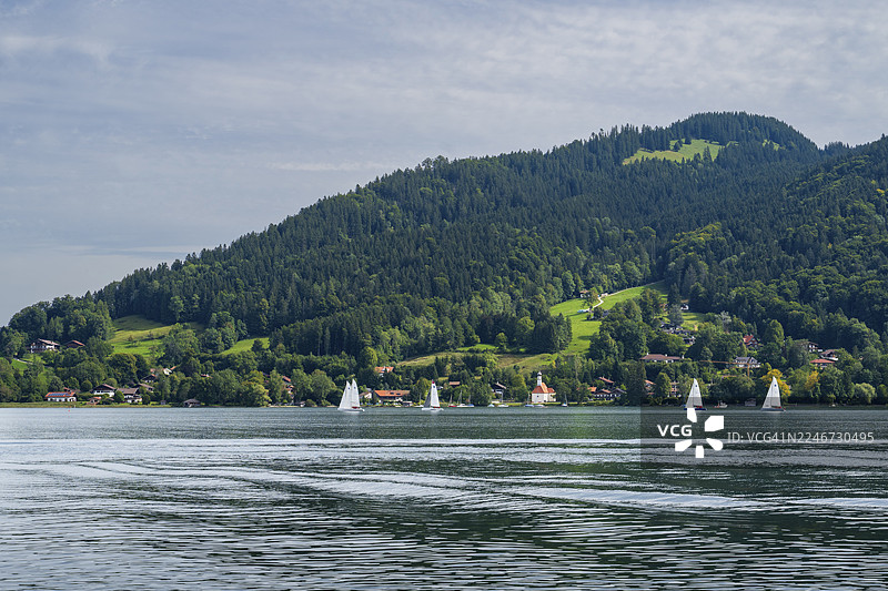 从巴特维塞眺望特格恩湖至圣基林，特格恩湖畔格蒙德，上巴伐利亚，巴伐利亚，德国图片素材