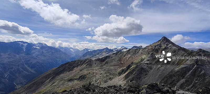 奥地利蒂罗尔州锡尔登附近盖斯拉克科格尔峰俯瞰厄茨塔尔阿尔卑斯山和厄茨山谷的风景图片素材