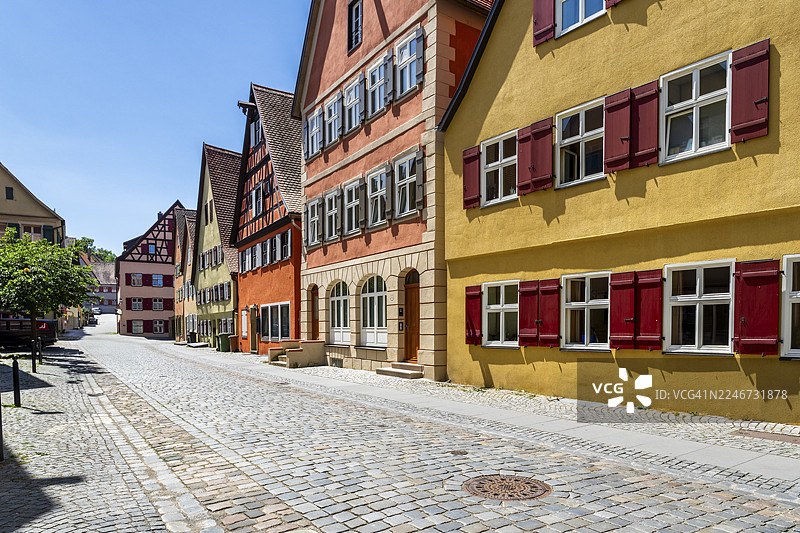 色彩缤纷的房屋，德国巴伐利亚州中法兰克尼亚地区历史悠久的丁克尔斯比尔市图片素材