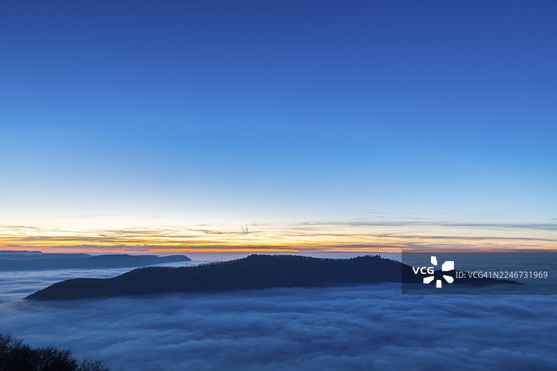 逆温天气，雾，日落，秋季，从布赖滕施泰因、奥克森旺、士瓦本汝拉、巴登-符腾堡州、德国的景色图片素材