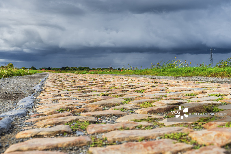 法国北部地区，巴黎-鲁贝自行车赛的鹅卵石路段，帕夫拉尔布雷图片素材
