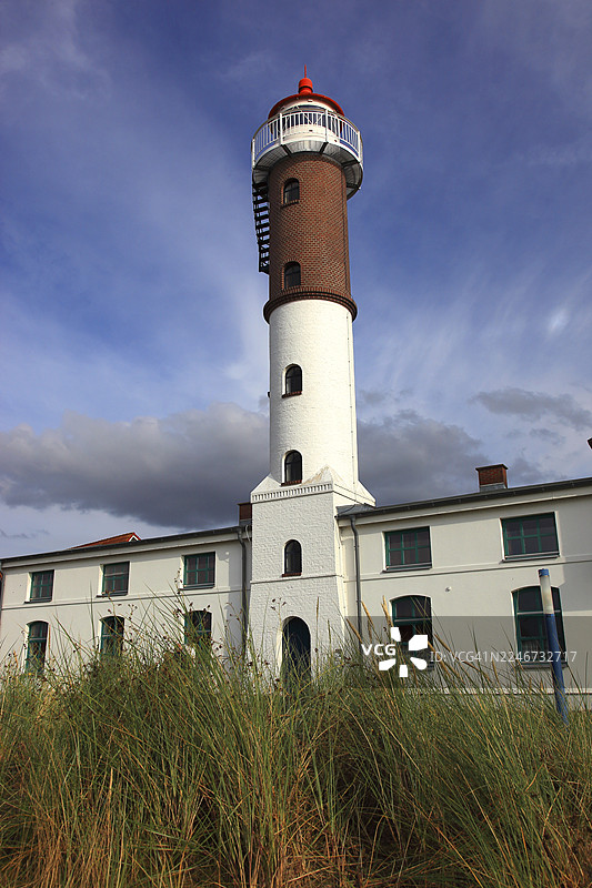 波尔岛上的蒂门多夫灯塔，位于德国梅克伦堡-前波美拉尼亚州西北梅克伦堡县的波罗的海沿岸图片素材