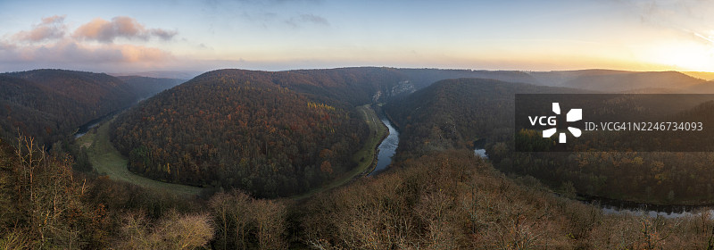 日出，晨景，秋季风景，河流环绕，泰亚河，泰亚河谷国家公园，下奥地利州，奥地利图片素材