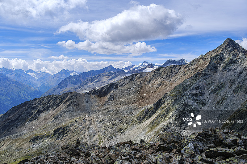 奥地利蒂罗尔州锡尔登附近盖斯拉克科格尔峰俯瞰厄茨塔尔阿尔卑斯山和厄茨谷的风景图片素材