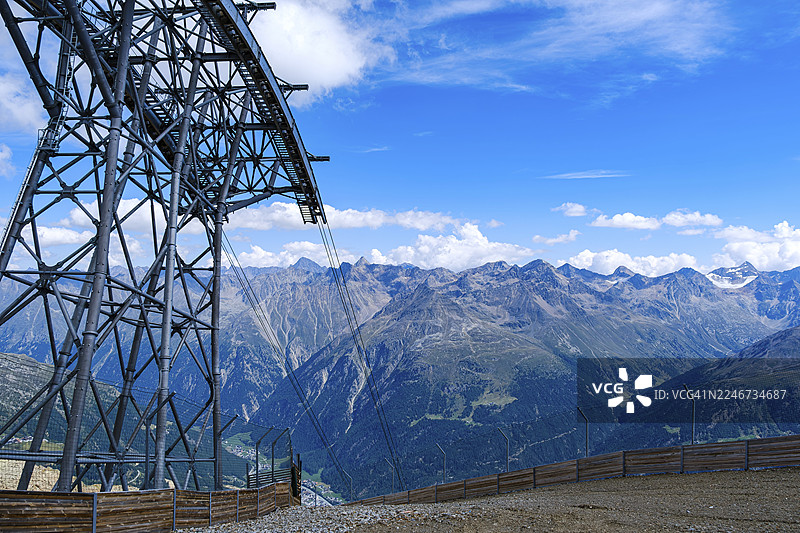 从盖斯拉赫科格尔缆车站眺望盖斯拉赫科格尔山（Ötztal Alps）的风景，可俯瞰提洛尔州索尔登的Ötztal山谷图片素材