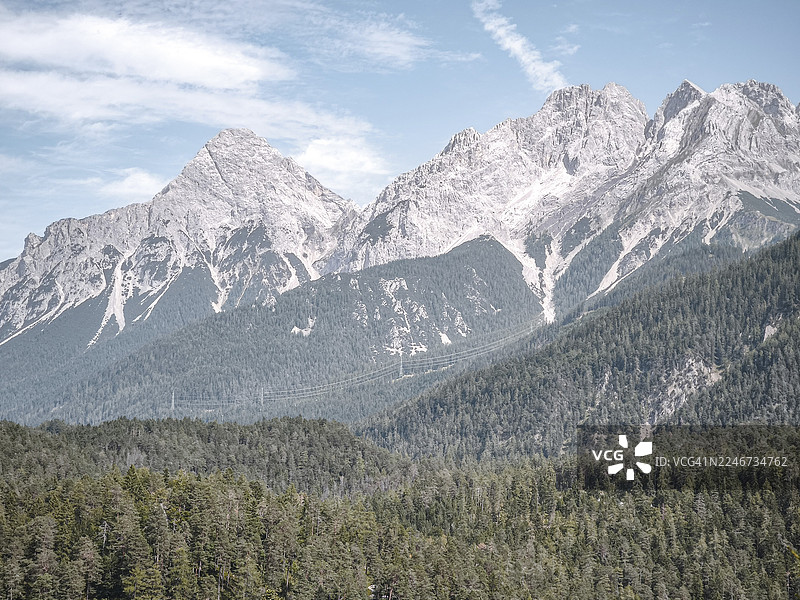 从奥地利蒂罗尔州比贝尔维尔的布林德湖往西南方向看埃尔瓦尔德附近的索嫩施皮策峰图片素材