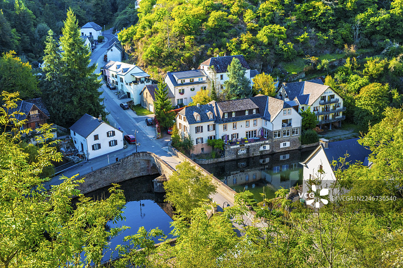 埃希河畔叙尔，鸟瞰图，古老历史名城，卢森堡大公国维尔茨县阿登丘陵山脉图片素材