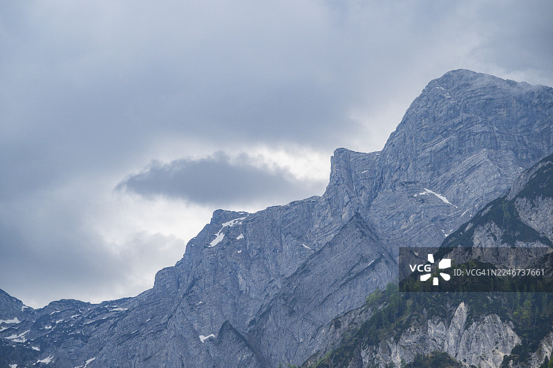 春日雨天，从特劳恩湖畔远眺山景，可见特劳恩施泰因峰，奥地利萨尔茨卡默古特地区特劳恩基兴图片素材