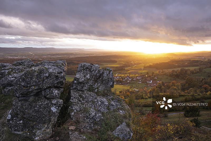 雨和太阳交替出现——霍恩斯陶芬施皮尔堡自然保护区的戏剧性秋季氛围图片素材