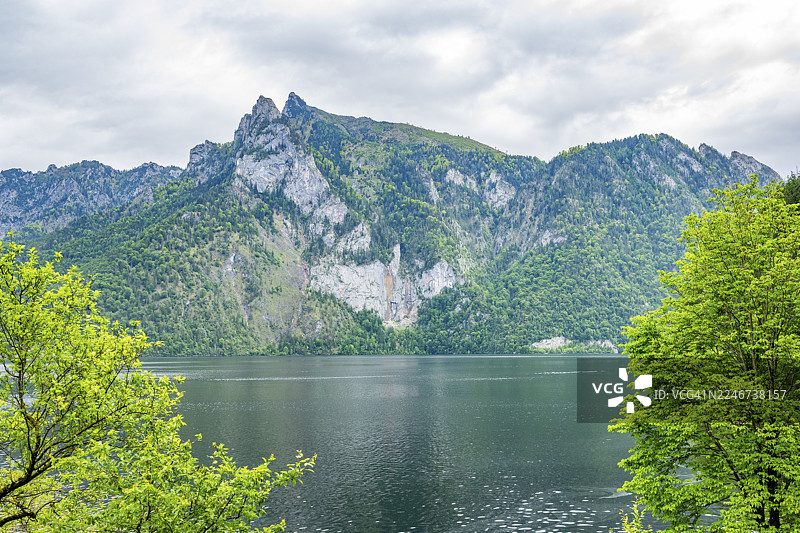 春日雨中的特劳恩湖，特劳恩施泰因峰，特劳恩基兴，萨尔茨卡默古特，奥地利图片素材