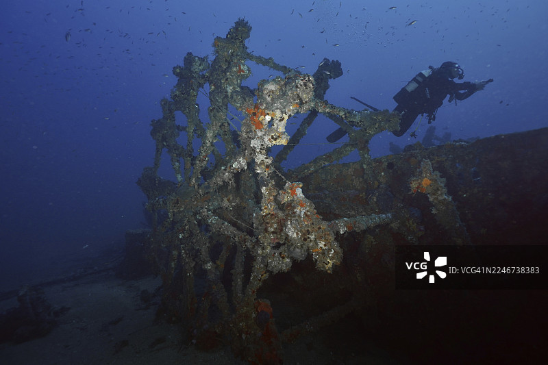 在法国蔚蓝海岸耶尔附近地中海的深蓝色海水中,潜水员在覆盖着海绵的沉船附近,潜水点是格拉斯城号沉船遗址,位于吉恩半岛、波克罗尔岛、普罗旺斯、蔚蓝海岸、地中海。图片素材