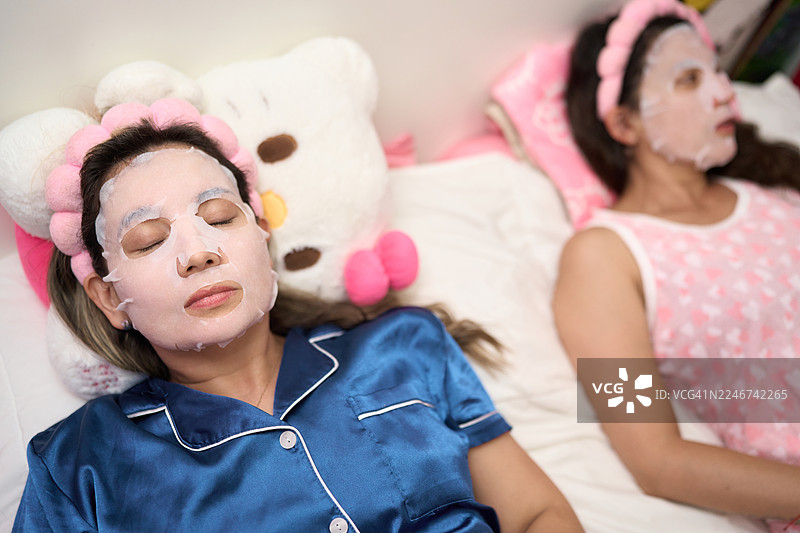 女性在家享受放松的家庭水疗日，敷着面膜图片素材