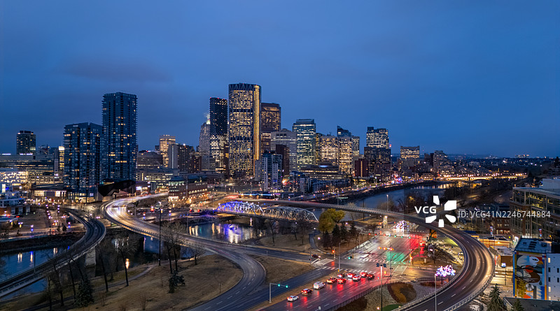 蓝色时分卡尔加里市中心天际线，伴有光轨和弓河图片素材