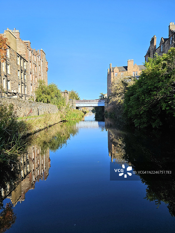 英国爱丁堡，河流、历史建筑与蓝天倒影的风景图片素材