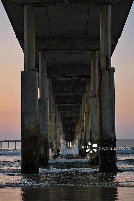 黄昏时分,海面上伸出的码头,背景是美丽的 San Diego, United States, USA, La Jolla 天空。图片素材