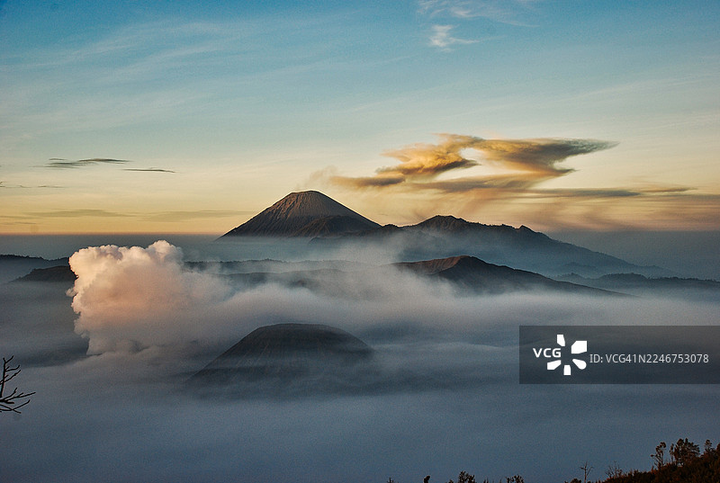 日落时分火山地貌与天空的风景，印度尼西亚，巴雷，布罗莫大道图片素材