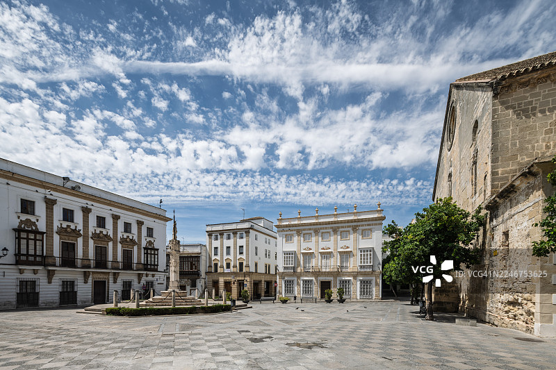 西班牙历史城镇广场，拥有华丽的建筑和多云的天空，赫雷斯-德拉弗龙特拉，西班牙，Tabanco La Farmacia图片素材