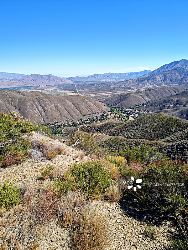 晴朗蓝天下干旱山地景观的风景图片素材