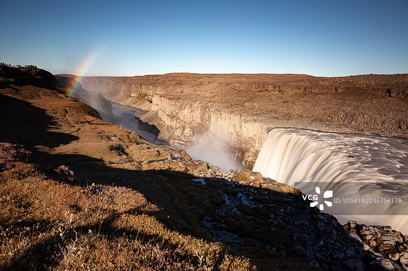 冰岛雄伟的黛提瀑布与峡谷上的彩虹，冰岛图片素材