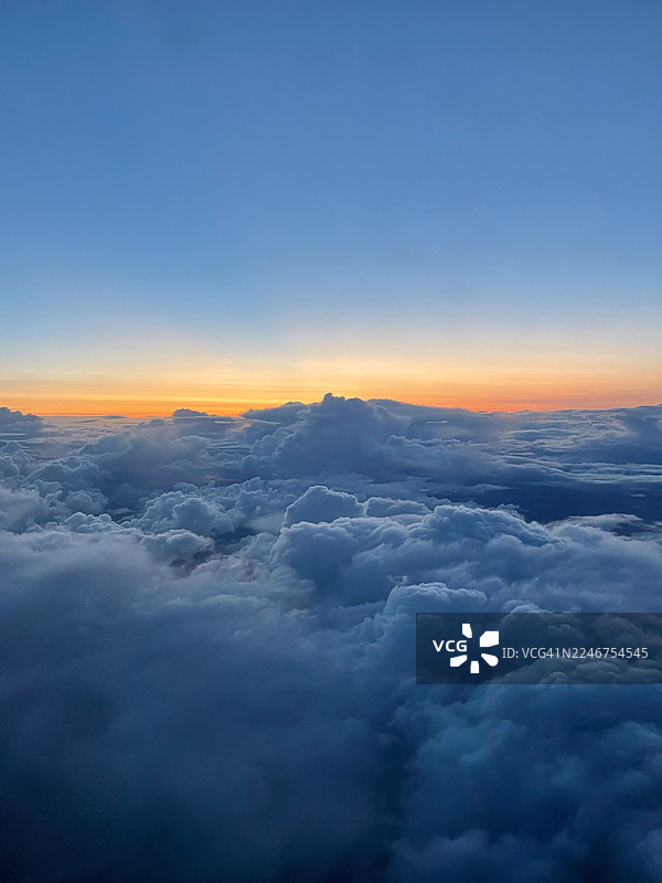 日落时分天空下的云海鸟瞰图图片素材