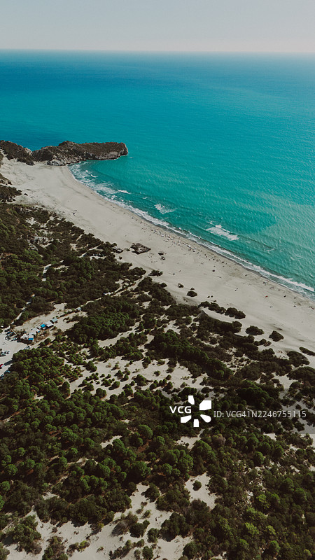 高角度俯瞰土耳其帕塔拉古城遗址，那里有沙滩、绿松石色的海水、海岸植被和晴朗的天空图片素材