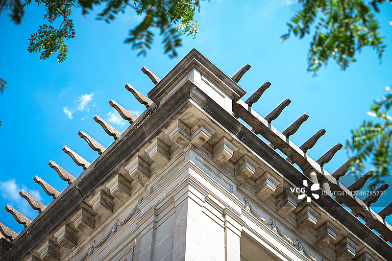 晴朗的白天，仰视角度拍摄的具有历史感的建筑，背景是湛蓝的天空，位于美国密歇根城。图片素材