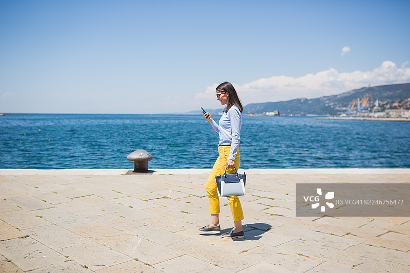 海边散步，使用智能手机图片素材