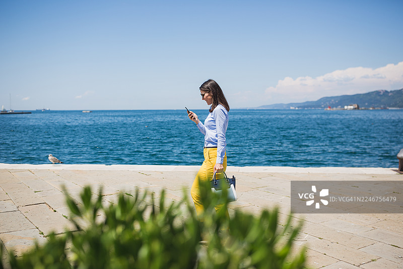 海边漫步图片素材