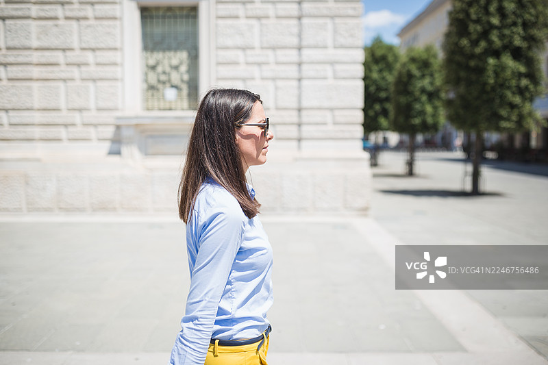 晴天里散步的女人图片素材