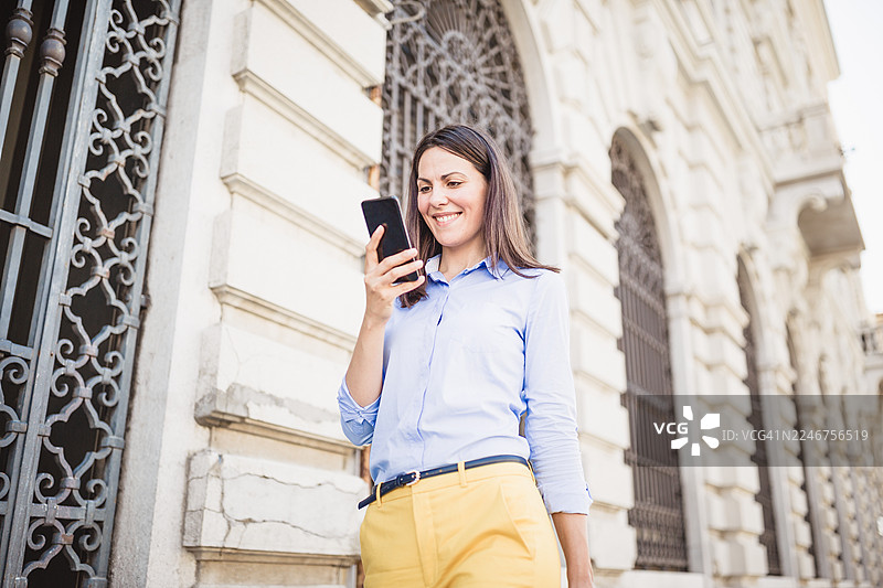 女商人一边走一边打电话图片素材
