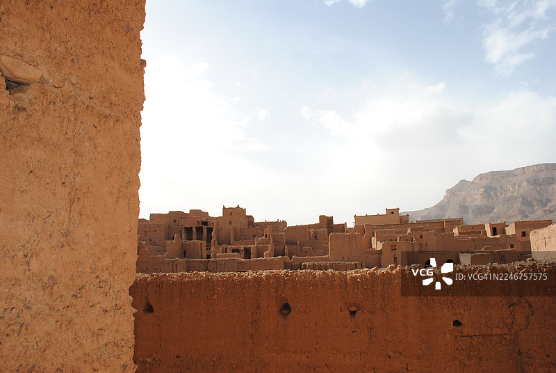 摩洛哥古老的卡斯巴村落与山脉在多云的天空下图片素材