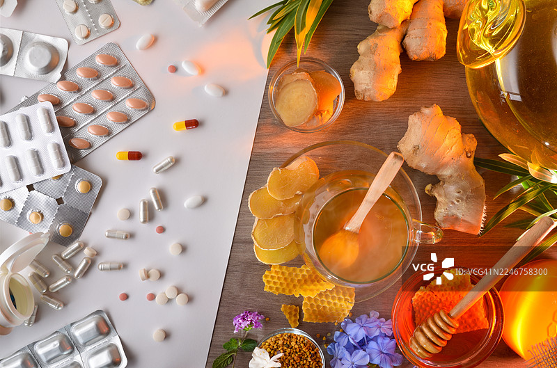 俯视拍摄的桌面上的天然疗法和药片图片素材