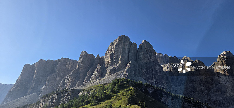 湛蓝天空下的雄伟落基山脉，低角度仰视图片素材