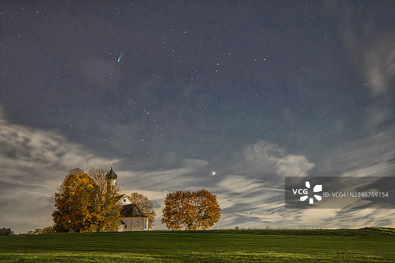 圣约翰浸信会教堂和莱蒙彗星 C/2025 A6。德国巴伐利亚州赖斯廷。图片素材