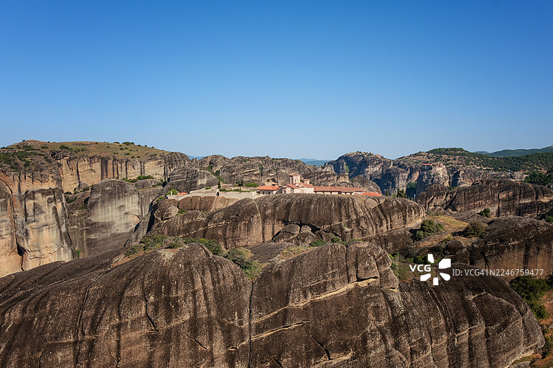 在晴朗蓝天下，希腊的鲁萨努修道院和迈泰奥拉岩石图片素材