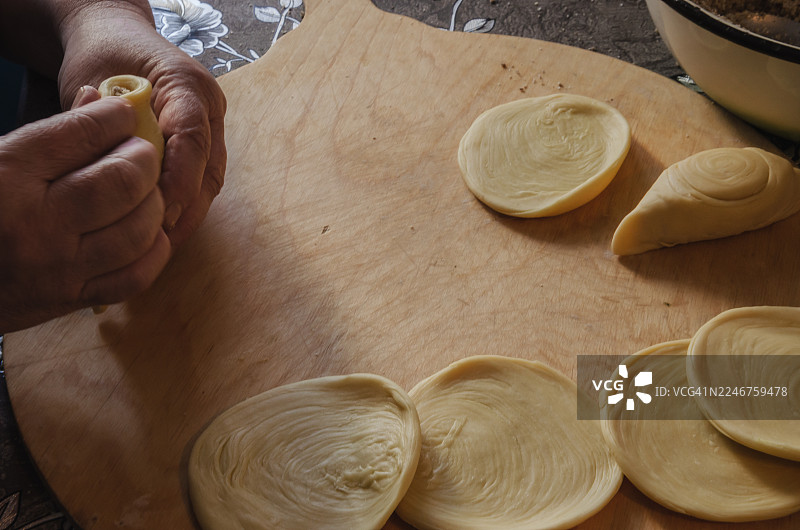 特写双手在桌上准备食物图片素材