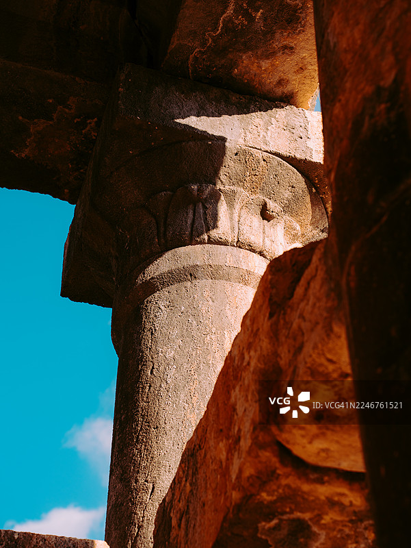 土耳其梅兹吉特，仰视角度拍摄的古老石柱与蔚蓝天空的景象图片素材