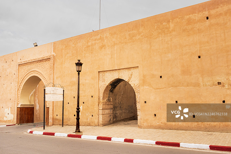 摩洛哥历史建筑的古老拱门和纹理墙壁，背景为多云的天空图片素材