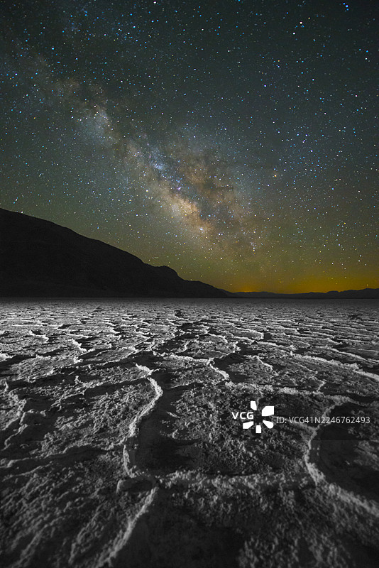 夜空中的银河，位于美国死亡谷的炉溪盐碱滩上图片素材