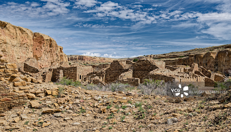 美国新墨西哥州沙漠景观中的古老查科峡谷普韦布洛博尼托遗址，法明顿，美国，美国，纳瓦霍服务路线图片素材