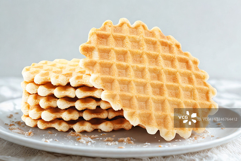 盘子里的美味金黄华夫饼，摆盘精美，随时可享用图片素材