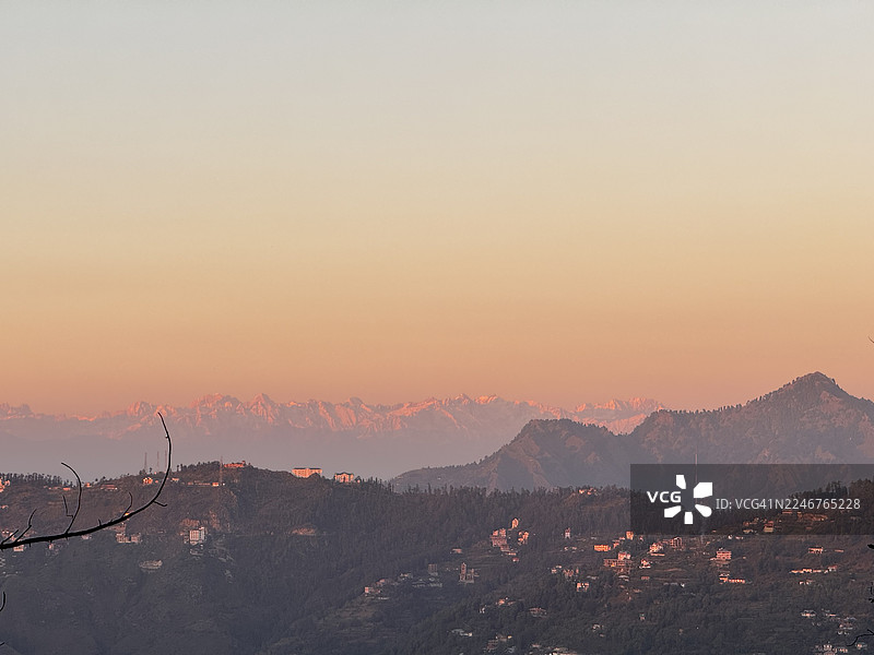 日落时分喜马拉雅山脉和山坡村庄的风景，印度 शिमला， शिमला乡村图片素材