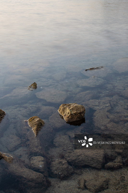 海水中平静清澈的岩石，高角度视图图片素材