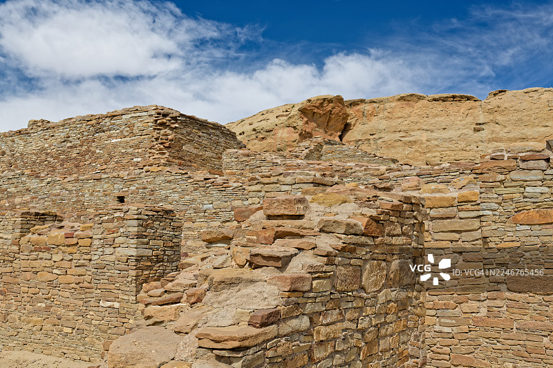 美国查科峡谷普韦布洛博尼托古迹，背景为蓝天白云，切特罗凯特尔图片素材