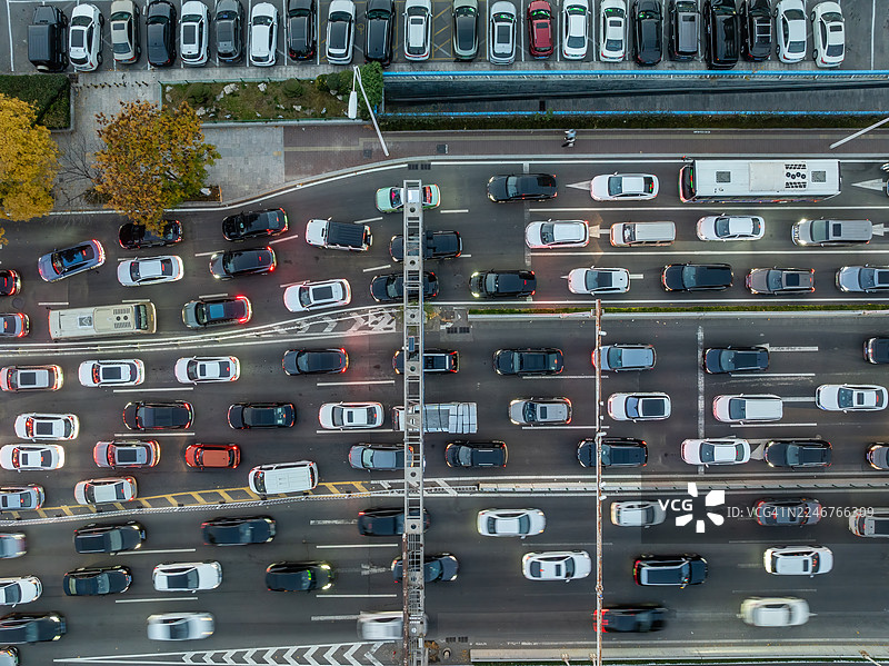 交通拥堵。黄昏时的交通高峰期通勤图片素材